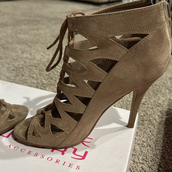 Lace up heeled sandals. - Picture 4 of 7